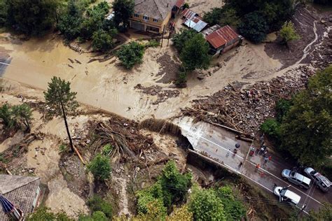 Death Toll From Floods in Northern Turkey Reaches 27 - Bloomberg