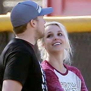 Britney Spears 'Accidentally' Shows Off Her Engagement Ring - ZergNet