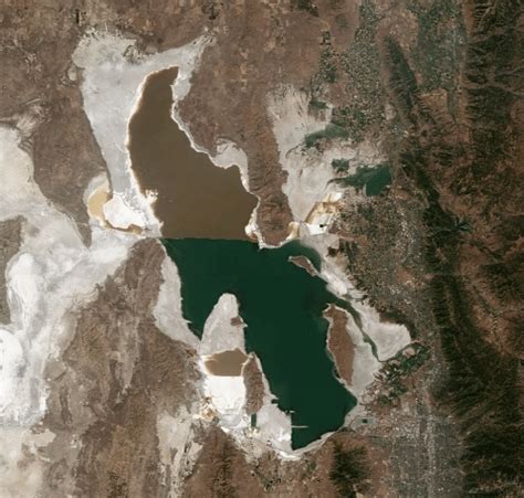 Satellite view of the Great Salt Lake from August 2018. The dry lake ...