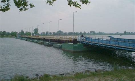 Pontoon bridge | Definition, Disadvantages, History, & Facts | Britannica