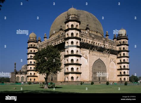 gol gumbaz bijapur karnataka india Stock Photo - Alamy