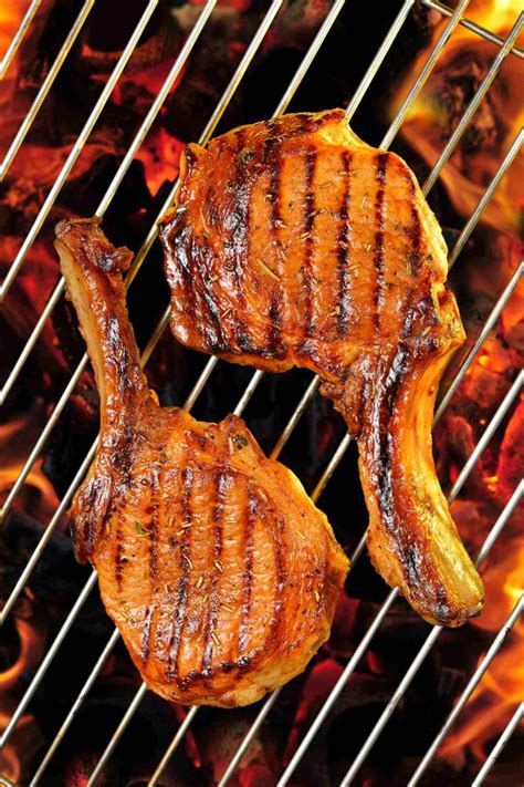 Pork Chop Grill Temp (What Temperature to Grill Pork Chops) - IzzyCooking