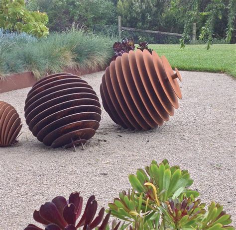 Beautiful and bespoke landscape sculptures - Completehome