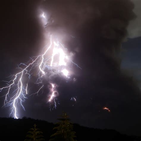 Esitellä 77+ imagen volcano eruption lightning - abzlocal fi