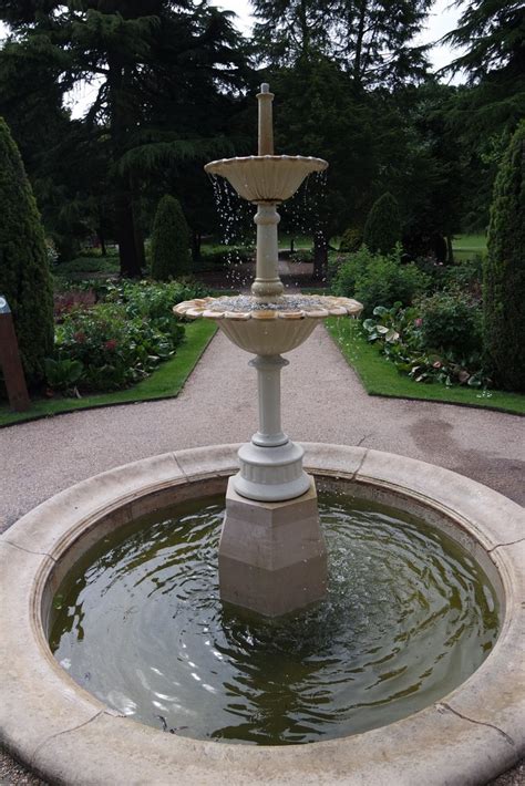 Castle Park fountain, Frodsham © Matt Harrop cc-by-sa/2.0 :: Geograph Britain and Ireland