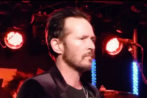 Scott Weiland Delivers Bizarre Performance in Texas