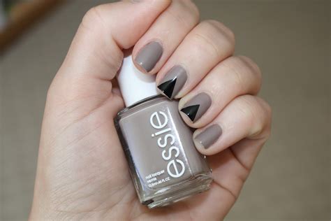 Mama Loves Mani's!: NOTD - Triangle Nails