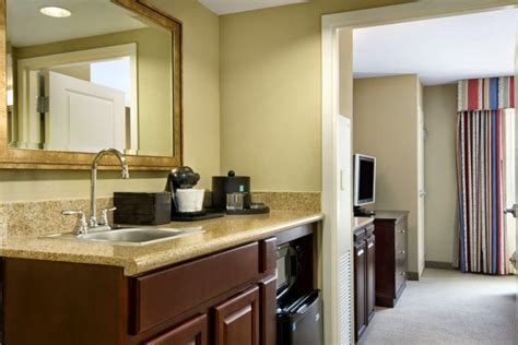 Hotel in Estero | Embassy Suites by Hilton Fort Myers Estero - TiCATi.com