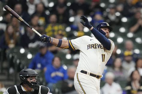 Rowdy Tellez: Milwaukee Brewers first baseman ruins Cincinnati Reds night, sets franchise record