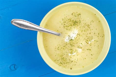 Flat Lay above Cauliflower Soup with sour cream - Creative Commons Bilder