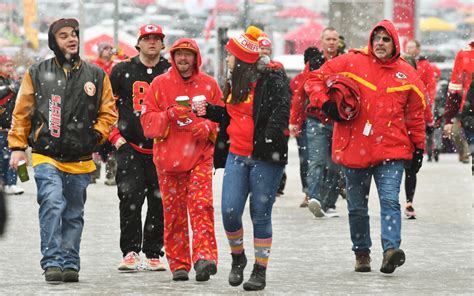 Kansas City Chiefs fans bundle up for coldest game in Arrowhead history ...