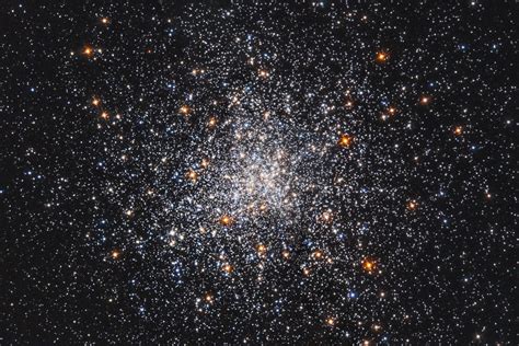 Hubble Team Releases Incredible Image of Globular Cluster Messier 79 | Sci.News