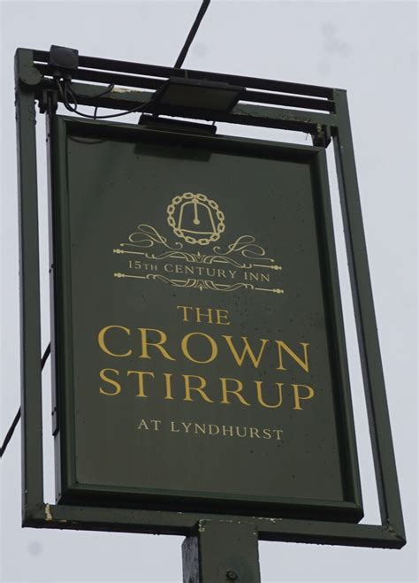 The Crown Stirrup, Lyndhurst © Ian S cc-by-sa/2.0 :: Geograph Britain and Ireland