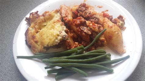 Meaty conchiglie pasta bake | Recipe (Slimming World friendly) - Stacey ...