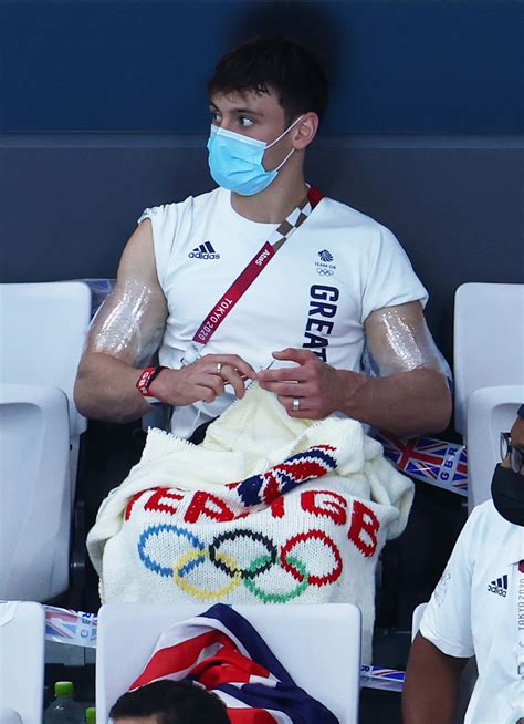 Tom Daley casually knitting a pouch for his gold medal at the Olympics is winning the internet ...