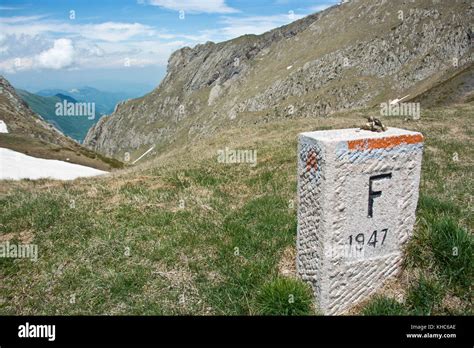 France italy border hi-res stock photography and images - Alamy