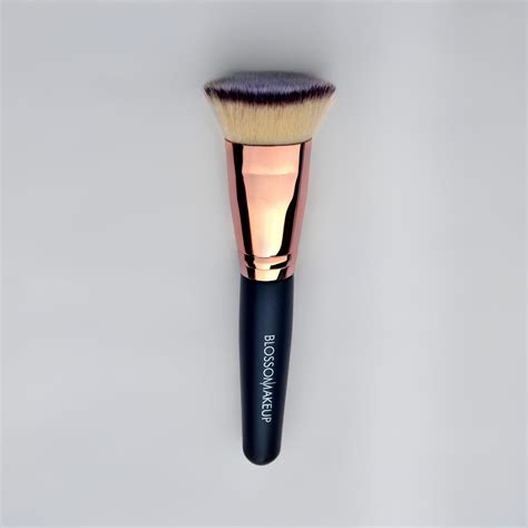 #005 – Flat Foundation Brush – Blossom Make-Ups