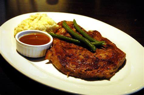 DUDE FOR FOOD: A Chicken and Steak Lunch at Bugsy's Bar & Bistro