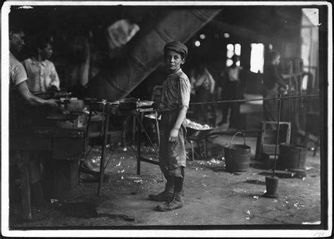 Photograph of Glass Factory Worker Rob Kidd, June 1911 | Tim drake, 19e ...