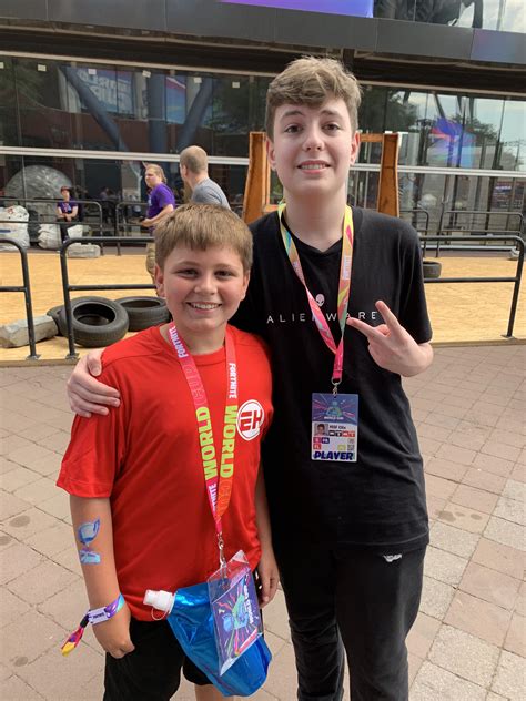 Me meeting Clix back at the World Cup in 2019. : r/NotClix