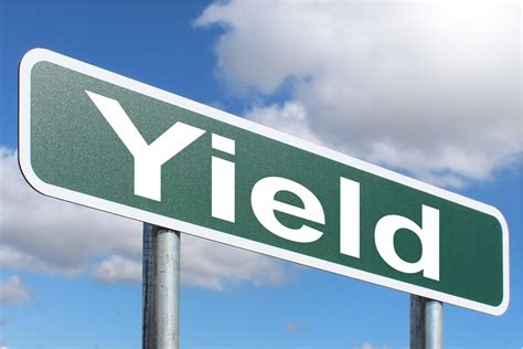 Yield - Free of Charge Creative Commons Green Highway sign image