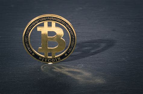 Golden Bitcoin with rocket ship - Creative Commons Bilder