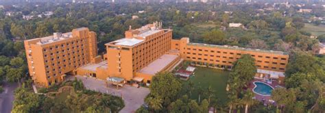 Clarks Shiraz ***** | Luxe hotel Agra | Delta Holidays