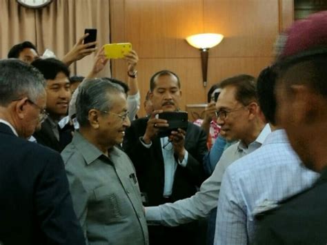 Dr Mahathir meets Anwar for first time in over 18 years - TODAY