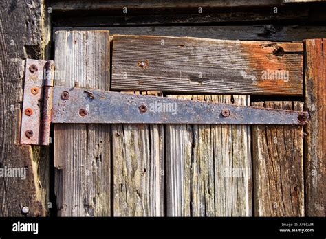 rusty door hinge Stock Photo - Alamy