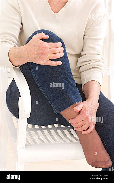 LEG PAIN IN AN ELDERLY PERSON Stock Photo - Alamy