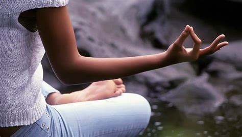 7 melhores óleos essenciais para meditação - O Segredo | Yoga ...