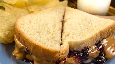 Twitter battle: How to make a peanut butter and jelly sandwich