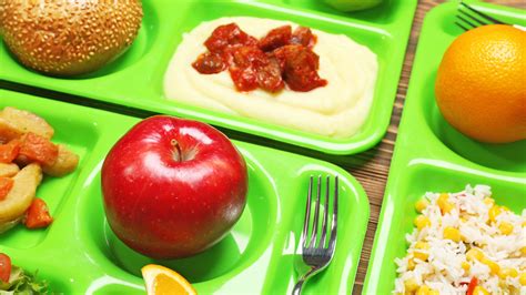 Free lunch announced for all students at all NYC public schools - ABC7 ...