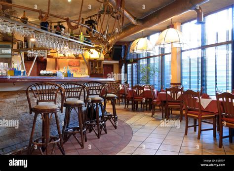 Italian restaurant interior hi-res stock photography and images - Alamy