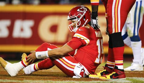 Patrick Mahomes’ Kneecap Popped Back in After Concerning Injury | Heavy.com