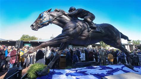 Massive new sculpture of Secretariat unveiled at Keeneland | Lexington Herald Leader