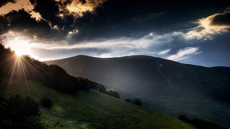 Bilder von Lichtstrahl Italien Natur Gebirge Himmel 2560x1440