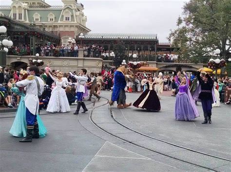 PHOTOS: Disney Princesses get some exercise, walking the Walt Disney World parade route on New ...