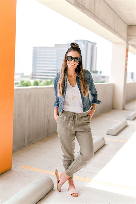 What to Wear for Summer Travel | Fashion joggers, Joggers outfit, What to wear