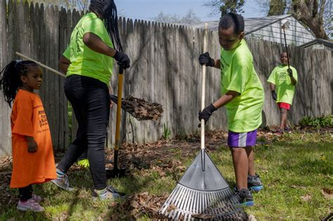 City-wide cleanup brings out hundreds of volunteers to clean up Flint ...