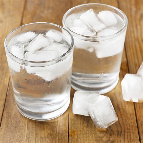 Cold water: 5 reasons why we love drinking it