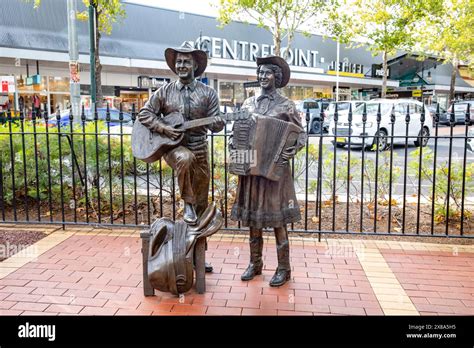 Slim Dusty ( David Gordon Kirkpatrick) and Joy McKean statue of the ...