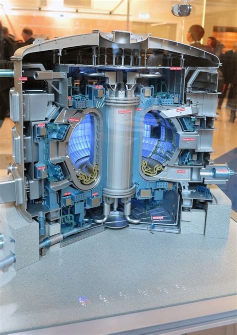 ITER tokamak fusion reactor [726x1024] : ThingsCutInHalfPorn