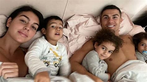 Private Family Photo Leaked: This is how Cristiano Ronaldo wakes up every day in the morning on ...