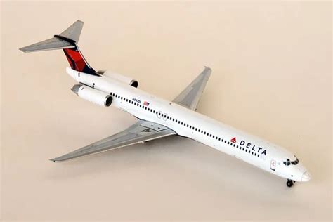 Free Shipping Delta Air Lines MD 88 N947DL Airplane Pop Juguetes 1:400 ...