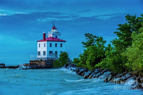 Fairport Harbor West Breakwater Lighthouse at Sunset Photograph by Larry Knupp - Pixels