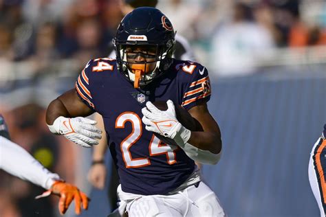 Khalil Herbert injury: Bears RB goes on IR after suffering hip injury in Week 10 - DraftKings Nation