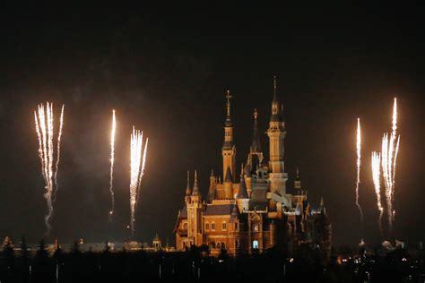 First fireworks light up Shanghai Disneyland[8]- Chinadaily.com.cn