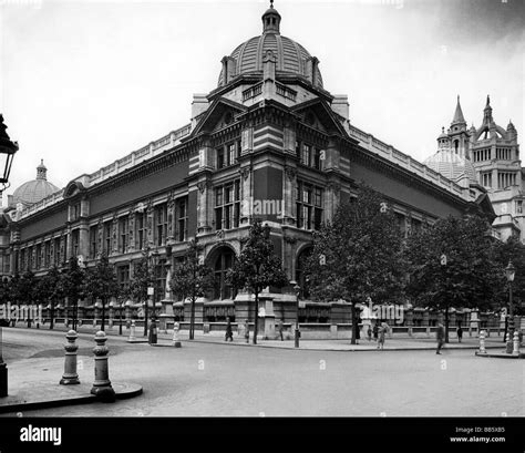 Victoria albert museum exterior Black and White Stock Photos & Images - Alamy