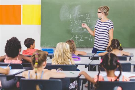 A Matemática De Ensino Do Professor à Escola Caçoa Na Sala De Aula Foto de Stock - Imagem de ...